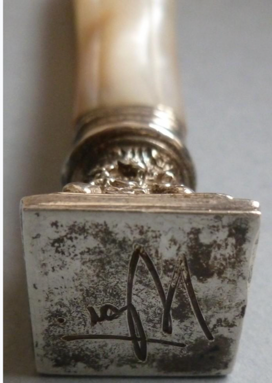 Sello Antiguo con Mango tallado en Nácar (Madre Perla) y Base en Plata