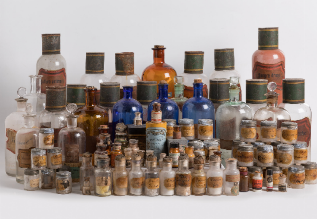Colección de recipientes de farmacia, siglo XIX-ppio XX