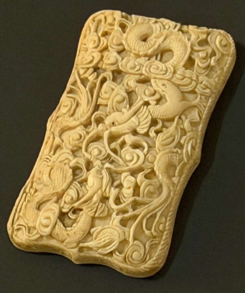 Tarjetero tallado en alto relieve, China