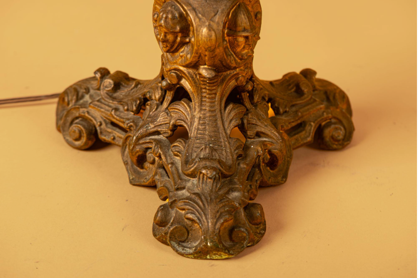 Par de lámparas antiguas hechas a partir de candelabros de metal fundido