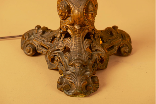 Par de lámparas antiguas hechas a partir de candelabros de metal fundido