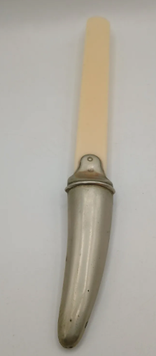 Abre-cartas antiguo en metal plateado y baquelita. España, c. 1900–1930