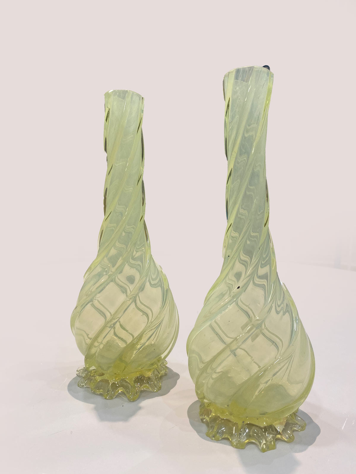 Pareja de jarrones (floreros) antiguos de vidrio soplado retorcido (twisted hand-blown glass)