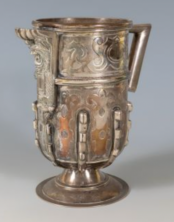 Jarra de pico;  España, siglo XIX.  Plata cincelada.