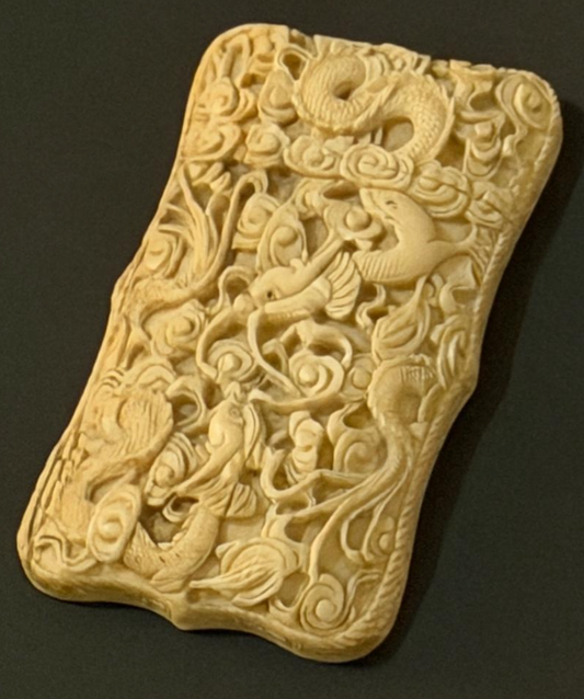 Tarjetero tallado en alto relieve, China