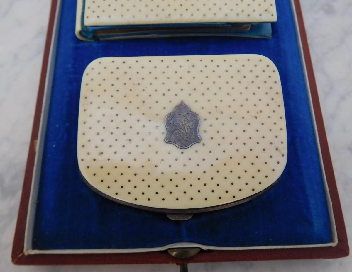 Estuche de dama con carné de baile y monedero de marfil, Barcelona, ca. 1900
