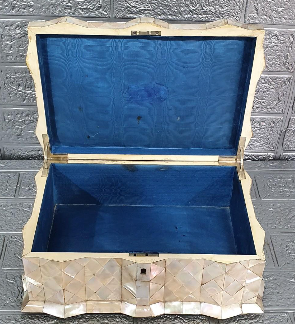 Caja joyero revestida en nácar, Inglaterra, siglo XIX