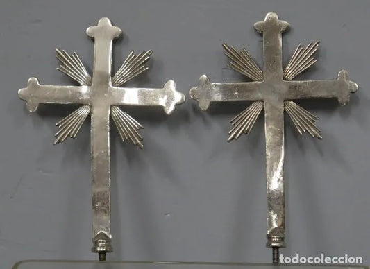 Pareja de cruces procesionales en metal plateado. Siglo XIX