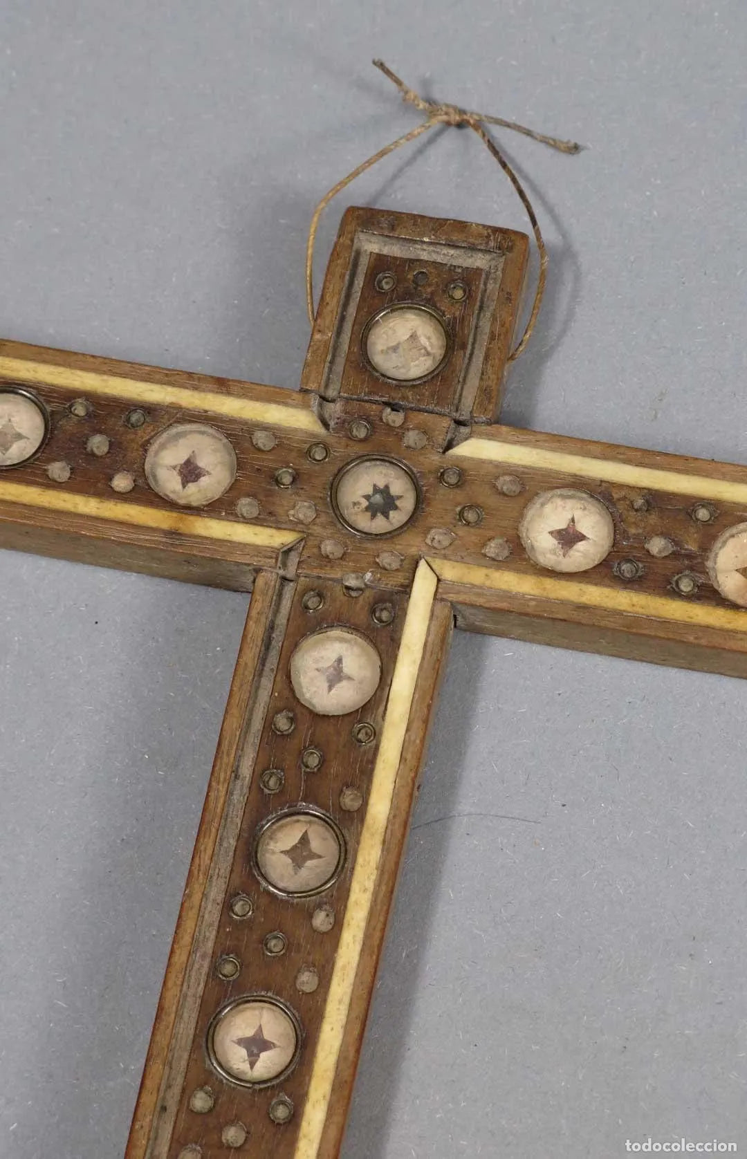 Cruz relicario en nogal e incrustaciones. Siglo XVII