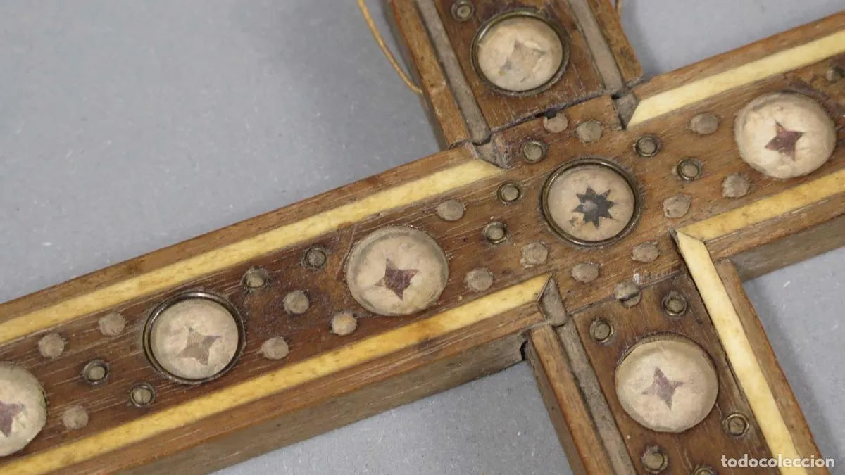 Cruz relicario en nogal e incrustaciones. Siglo XVII