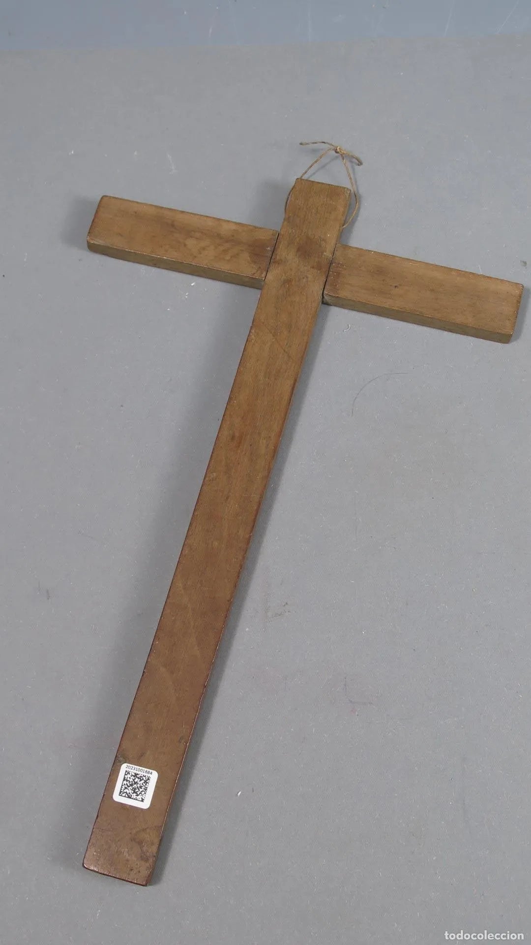 Cruz relicario en nogal e incrustaciones. Siglo XVII