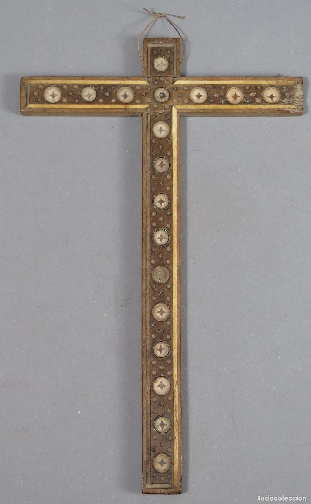 Cruz relicario en nogal e incrustaciones. Siglo XVII