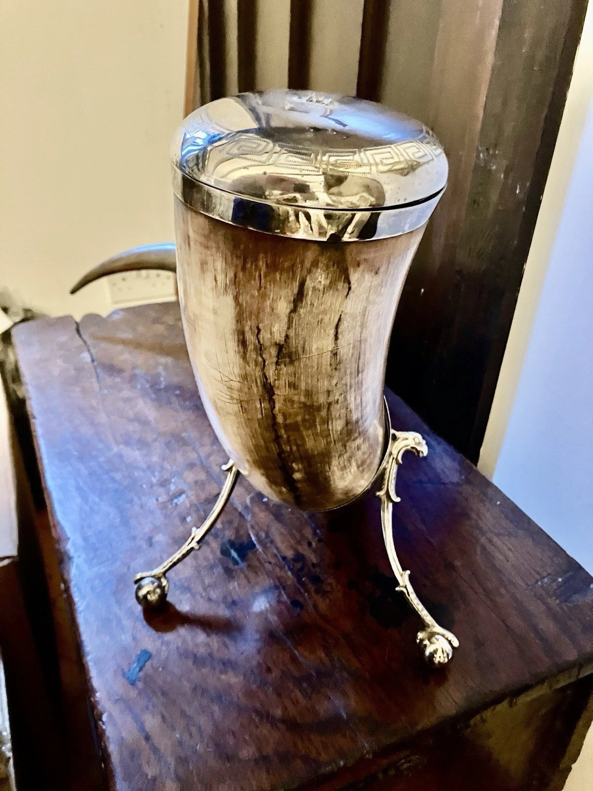 Cuerno antiguo decorativo con montura y tapa en metal plateado, Alemania/Austria, Fin del siglo XIX – principios del siglo XX.