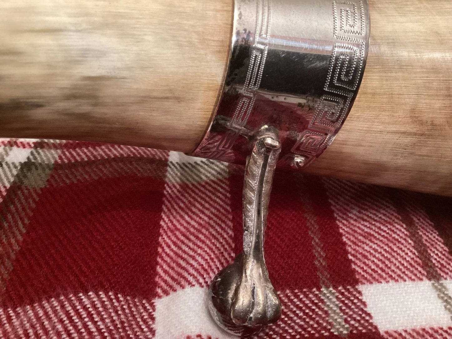 Cuerno antiguo decorativo con montura y tapa en metal plateado, Alemania/Austria, Fin del siglo XIX – principios del siglo XX.