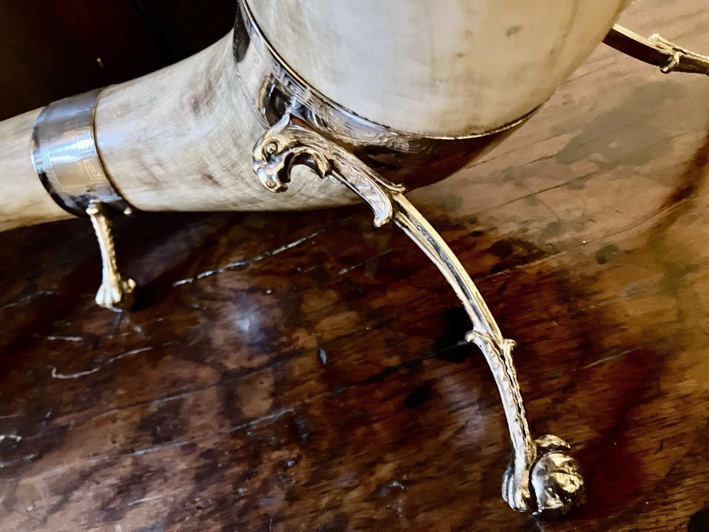 Cuerno antiguo decorativo con montura y tapa en metal plateado, Alemania/Austria, Fin del siglo XIX – principios del siglo XX.