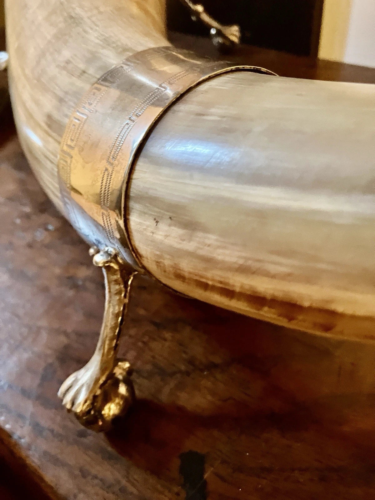 Cuerno antiguo decorativo con montura y tapa en metal plateado, Alemania/Austria, Fin del siglo XIX – principios del siglo XX.