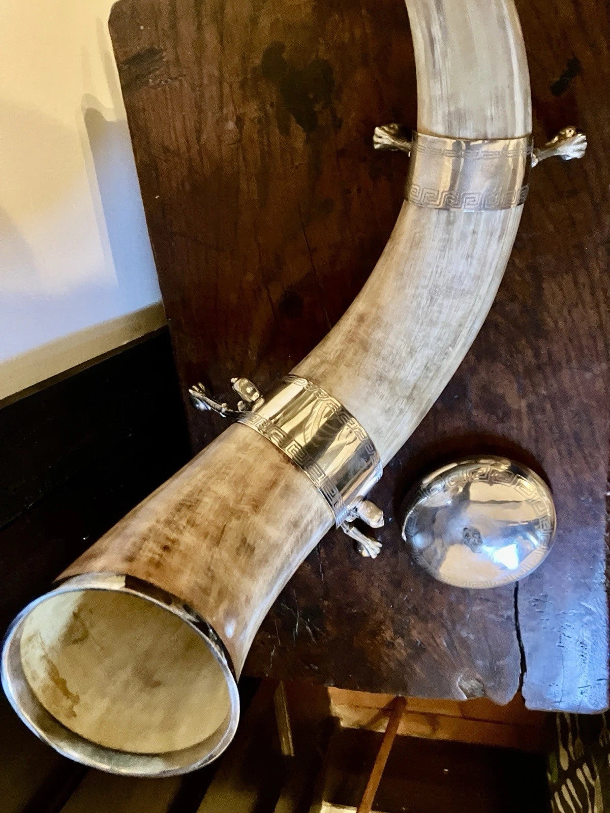 Cuerno antiguo decorativo con montura y tapa en metal plateado, Alemania/Austria, Fin del siglo XIX – principios del siglo XX.