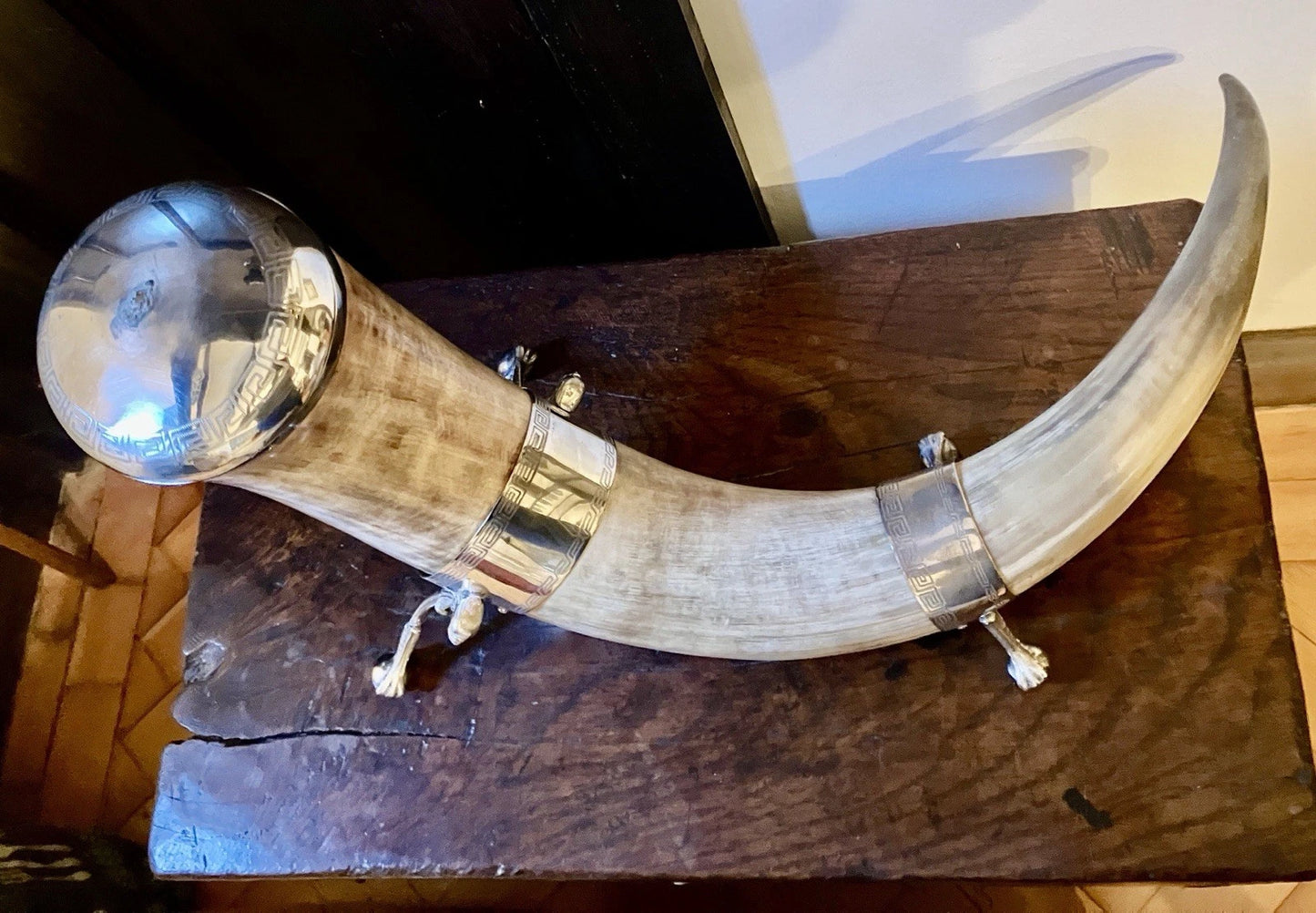 Cuerno antiguo decorativo con montura y tapa en metal plateado, Alemania/Austria, Fin del siglo XIX – principios del siglo XX.