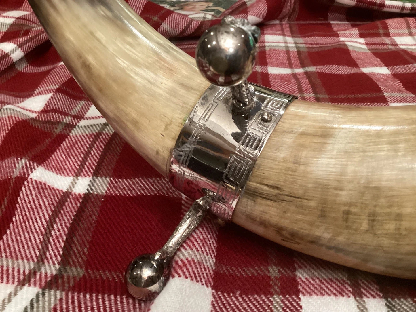 Cuerno antiguo decorativo con montura y tapa en metal plateado, Alemania/Austria, Fin del siglo XIX – principios del siglo XX.