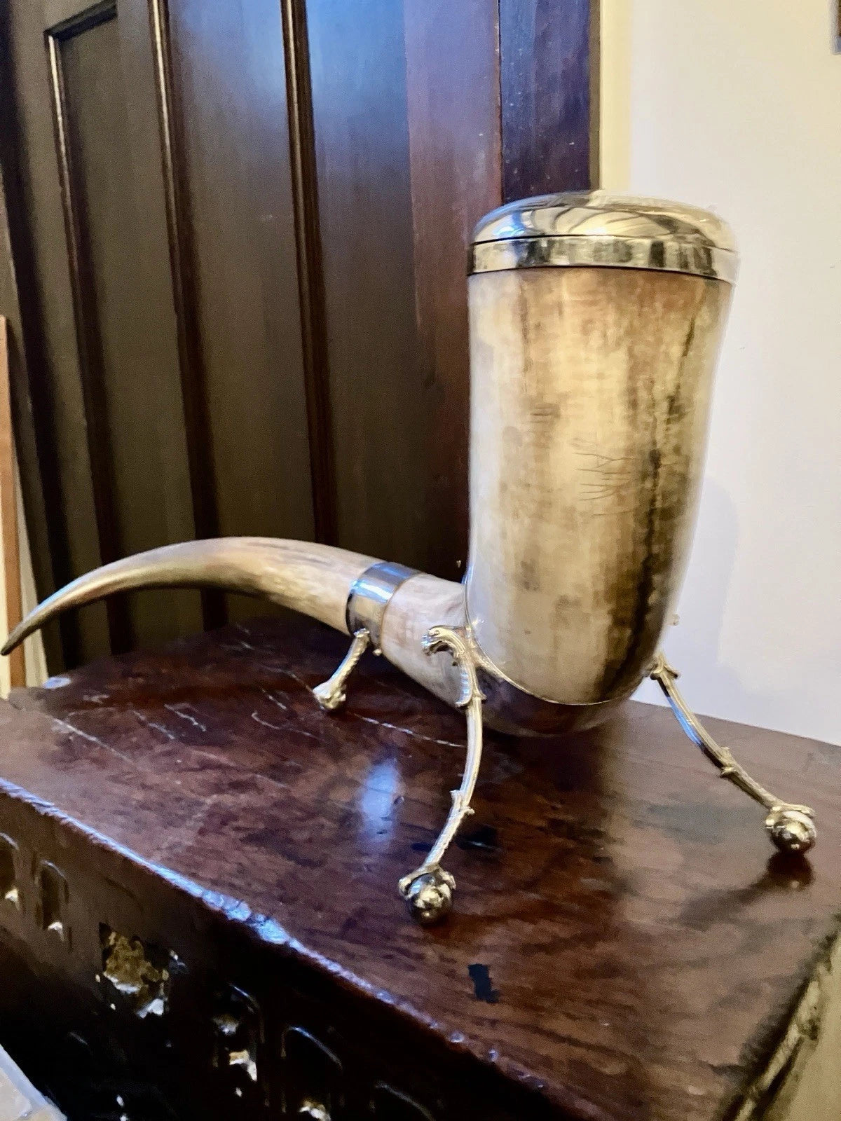 Cuerno antiguo decorativo con montura y tapa en metal plateado, Alemania/Austria, Fin del siglo XIX – principios del siglo XX.