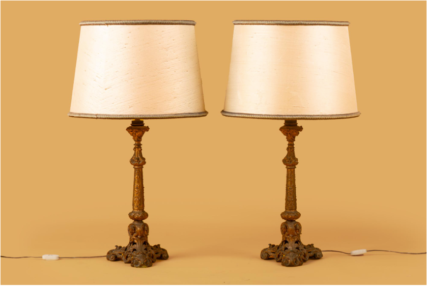 Par de lámparas antiguas hechas a partir de candelabros de metal fundido