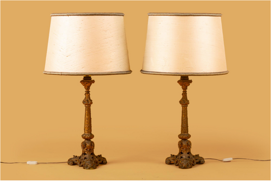 Par de lámparas antiguas hechas a partir de candelabros de metal fundido