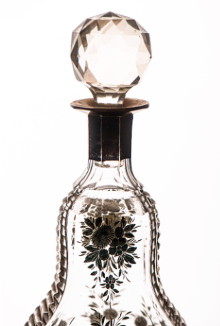 Licorera antigua de vidrio tallado con detalles dorados