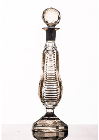 Licorera antigua de vidrio tallado con detalles dorados