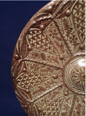 Plato de Manises con lustre metálico,  ca. fin siglo XVIII – siglo XIX.