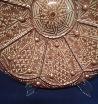 Plato de Manises con lustre metálico,  ca. fin siglo XVIII – siglo XIX.