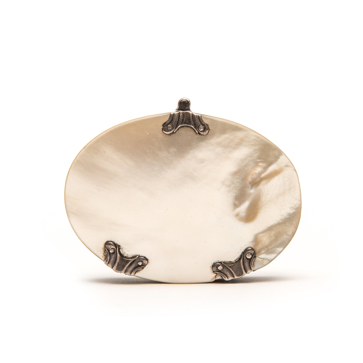 Lupa de bolsillo plegable en nácar y plata. Francia, finales s. XIX – pps. s. XX