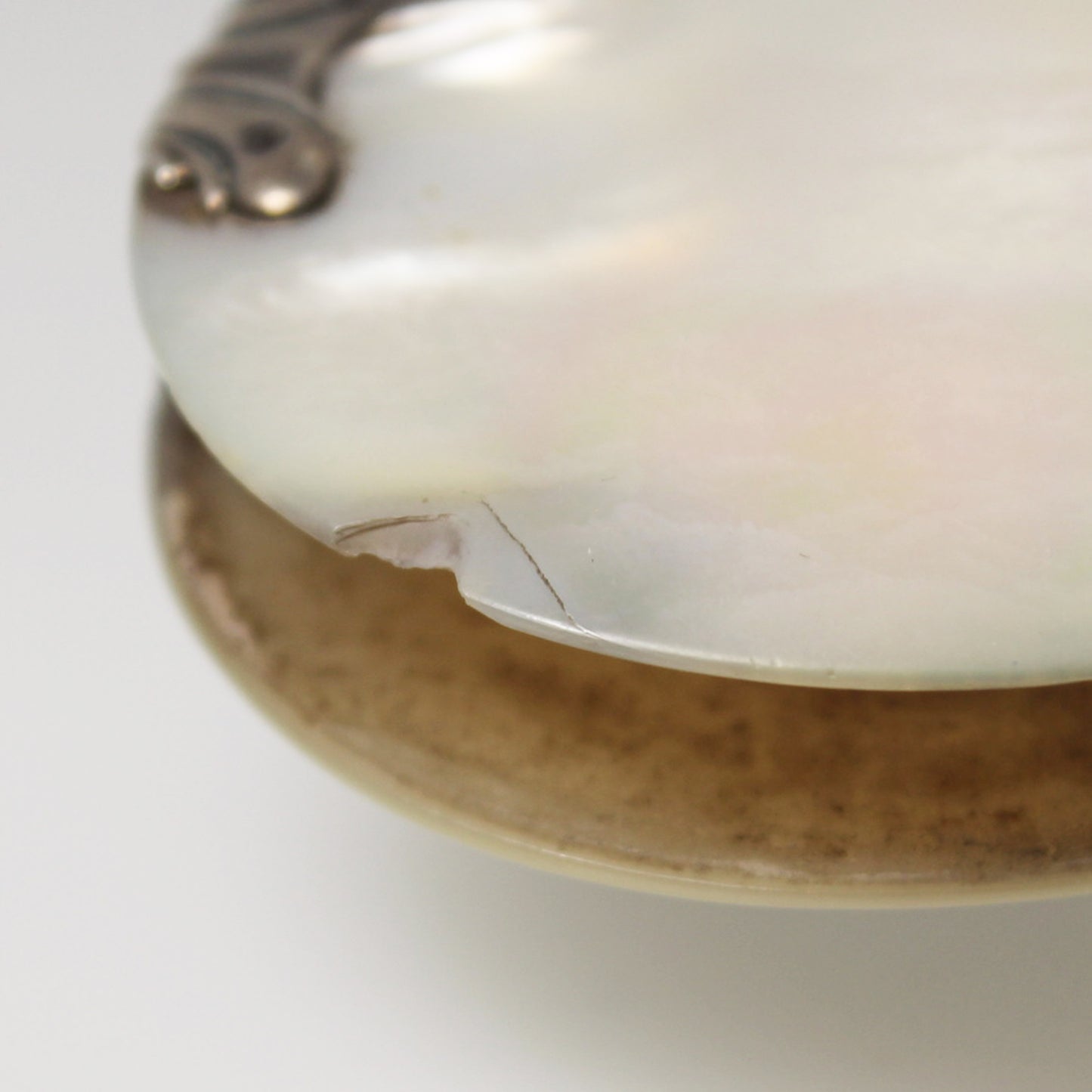 Lupa de bolsillo plegable en nácar y plata. Francia, finales s. XIX – pps. s. XX