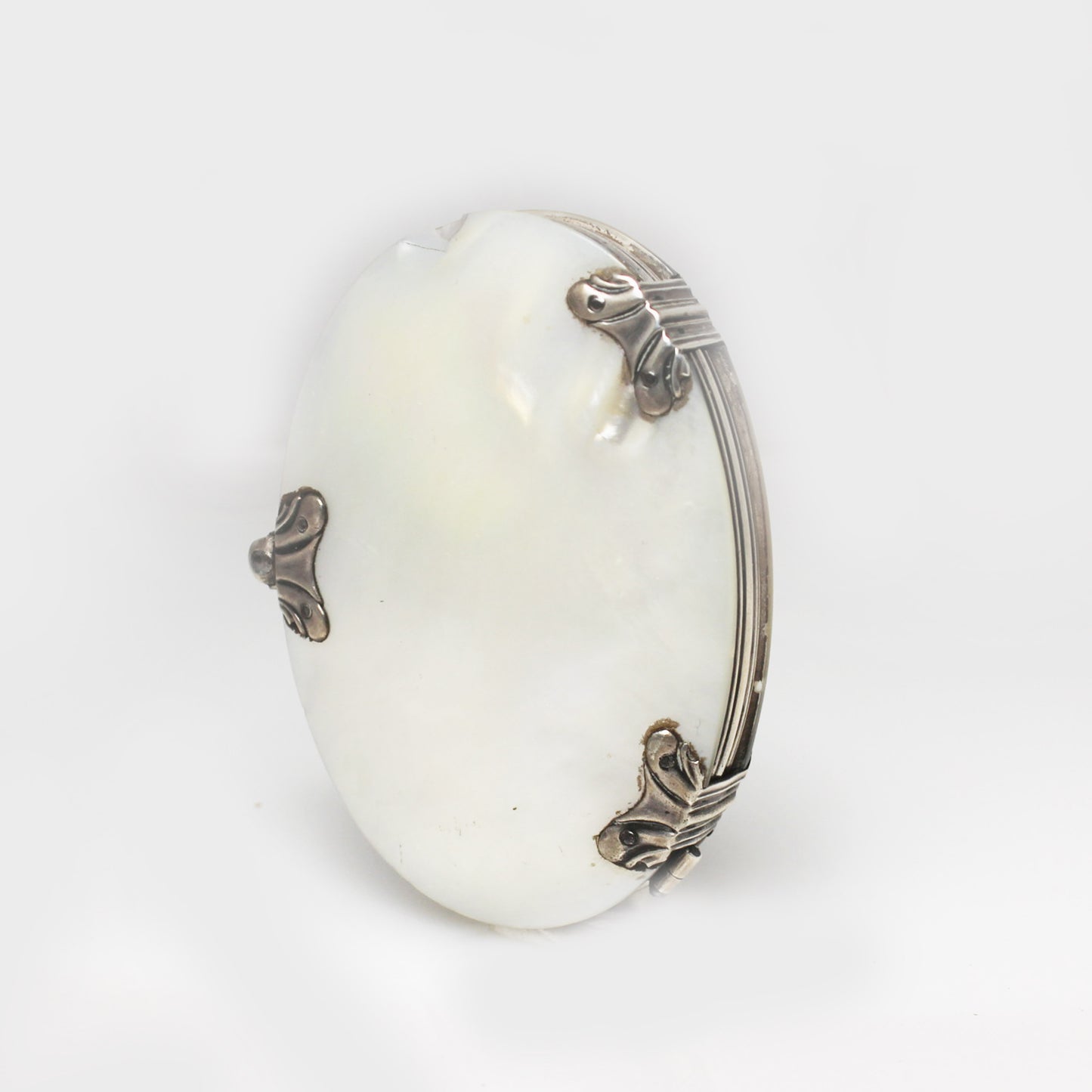 Lupa de bolsillo plegable en nácar y plata. Francia, finales s. XIX – pps. s. XX