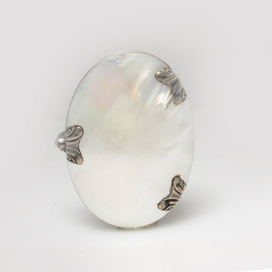 Lupa de bolsillo plegable en nácar y plata. Francia, finales s. XIX – pps. s. XX