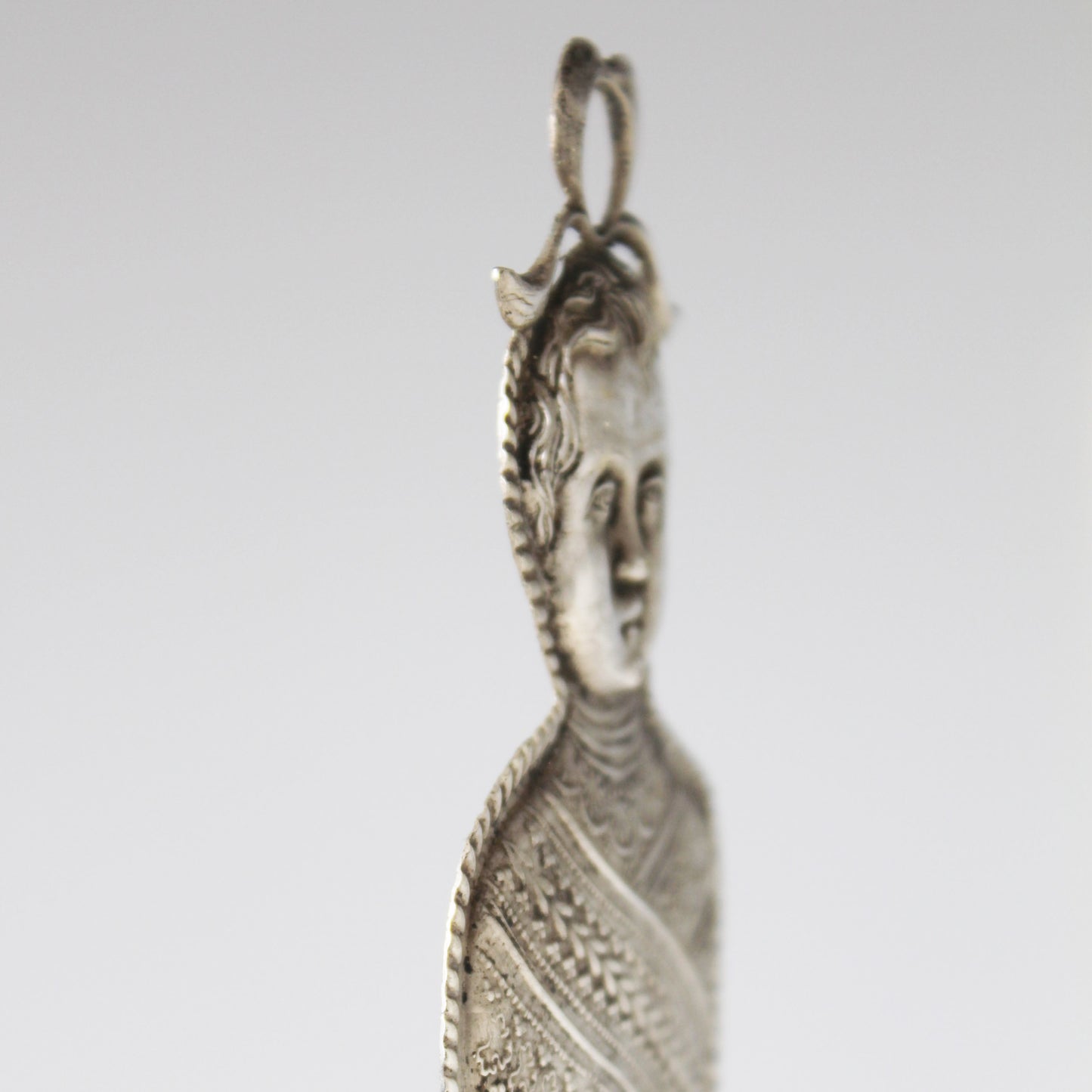 Lupa de bolsillo plegable en nácar y plata. Francia, finales s. XIX – pps. s. XX